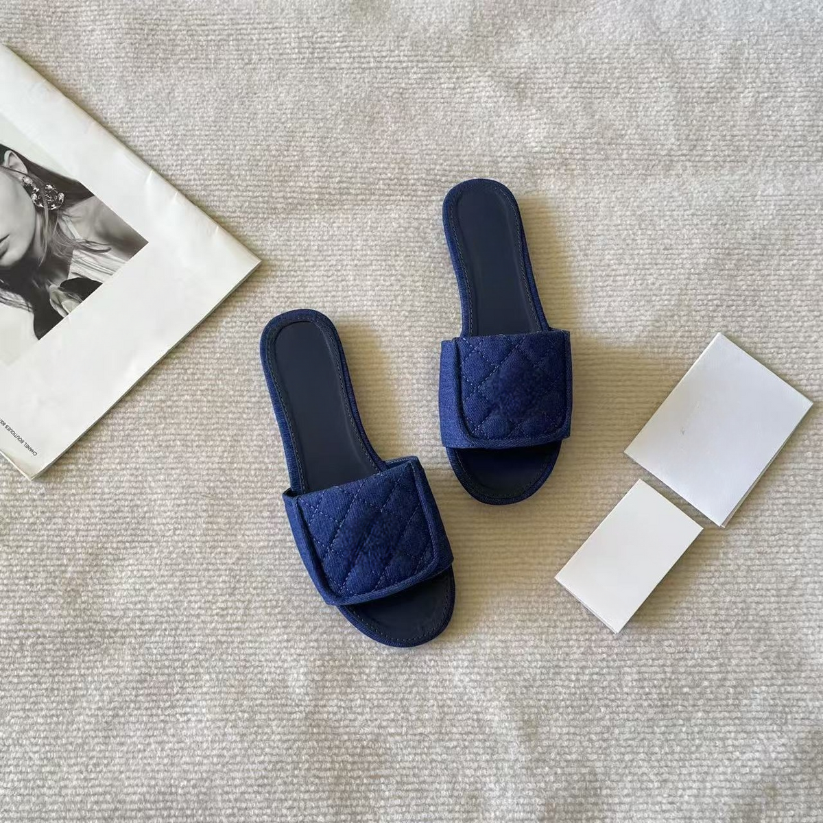 T588-1252 Flat bottomed slippers for casual wear with a straight drag