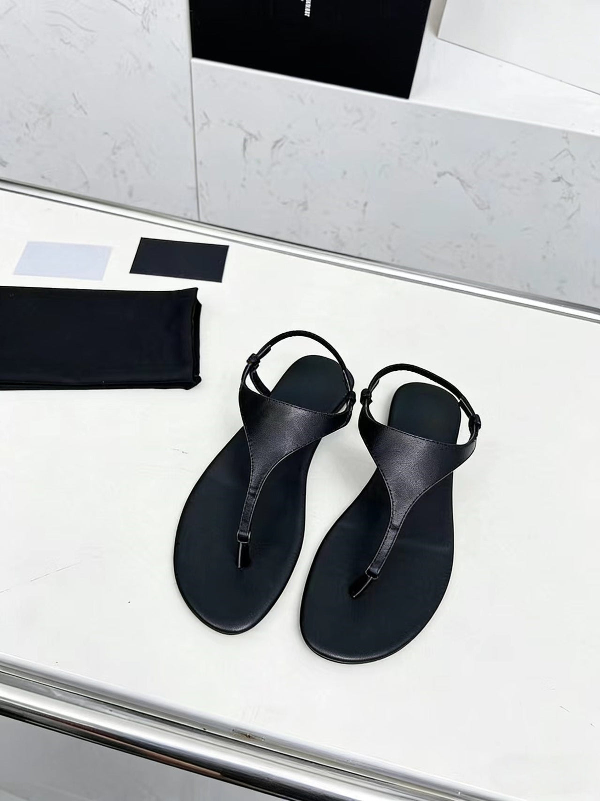 T588-1031    Ladies' sandals with flat bottoms for wearing outside