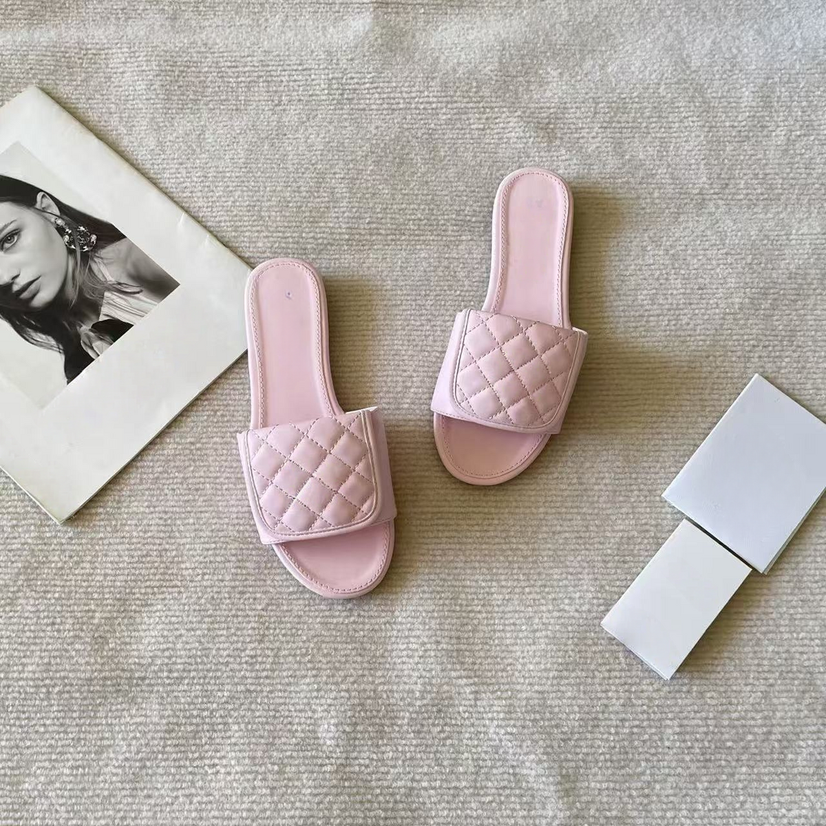 T588-1252 Flat bottomed slippers for casual wear with a straight drag